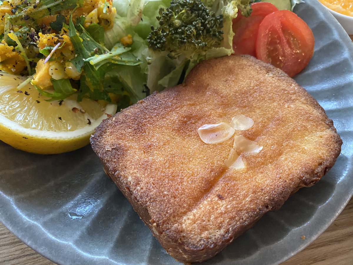 2Tontonton's tweet photo. おはようございます🌞

朝食には、パンマルシェでゲットした #squarecoffee&amp;bake さんのボストック。

フィナンシェのような?!焼き菓子生地にアーモンドとラム酒を染み込ませたお菓子。けど甘すぎない😍

少しトーストして表面サクッと
中はしっとり！
アーモンドの風味もふわり!!美味しい😋

#長崎 https://t.co/0tXvVOjBoJ