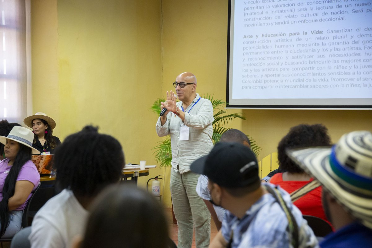 CFCECartagena's tweet photo. 🤝 Las conversaciones abordaron aspectos sobre la formulación de la #LeyDeMúsica, la participación de las industrias culturales y creativas del #Caribe en el Centro Nacional de las Artes y la construcción de un Programa de #MúsicasVivas https://t.co/ECf1uK9gMQ