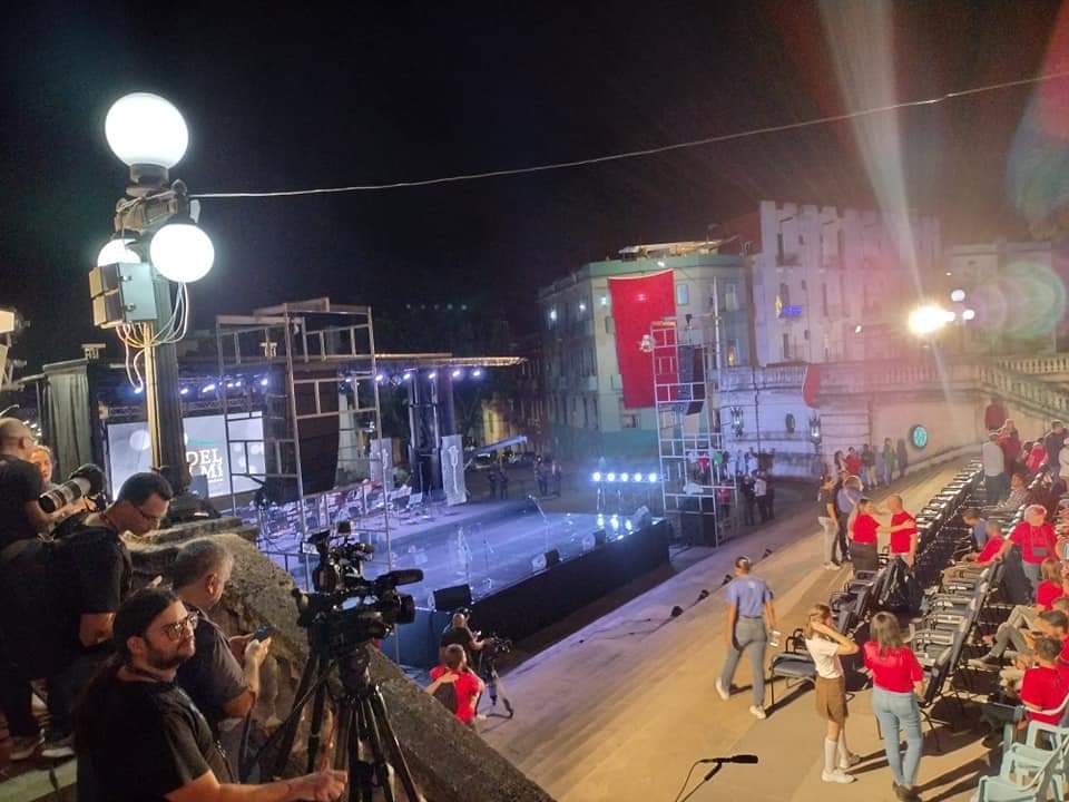 PartidoPCC's tweet photo. Y allí, donde te hiciste revolucionario, marxista leninista, de donde tantas veces nos hablaste, alertaste y guíaste, estamos y estaremos contigo #FidelPorSiempre. En apenas minutos cantos cargados de colorido y pasión por #Cuba, por el futuro https://t.co/8VkLgfo3sn