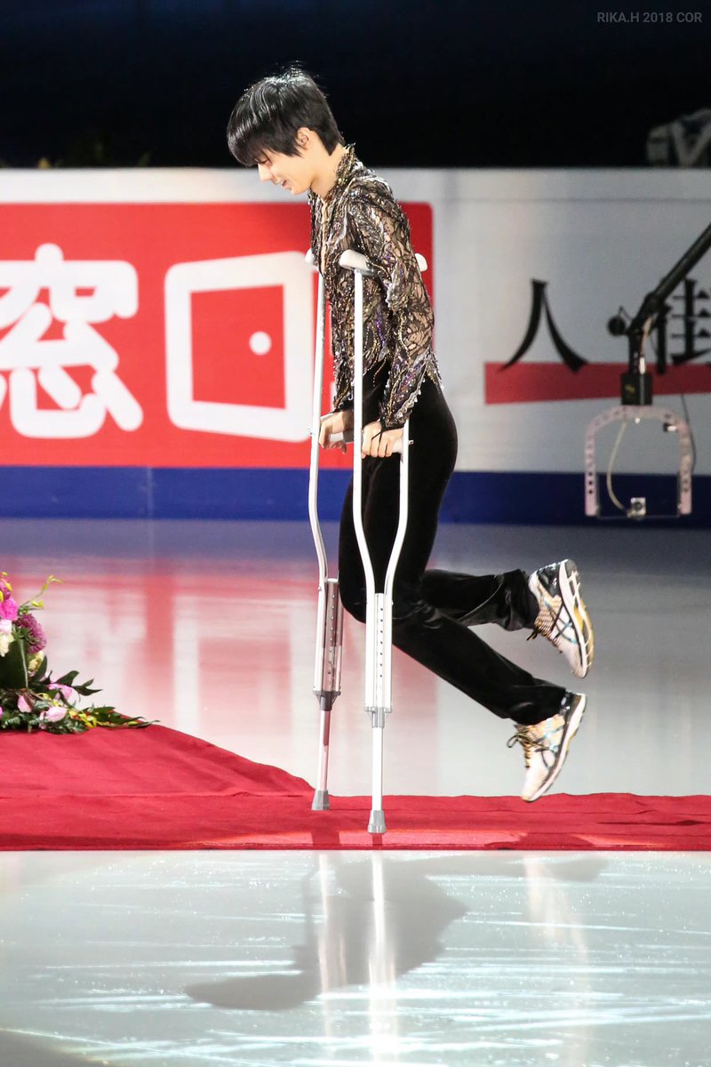 Grace881017's tweet photo. 你脸上云淡风轻，谁也不知道你的牙咬得有多紧，你走路带着风，谁也不知道你膝盖上仍有摔伤的淤青。你笑得没心没肺，没人知道你哭起来只能无声落泪。要让人觉得毫不费力，只能背后极其努力。

#YuzuruHanyu 
#羽生結弦 
#羽生結弦プロローグgotoHACHINOHE 
#羽生結弦選手 https://t.co/zwjK03Z3ih