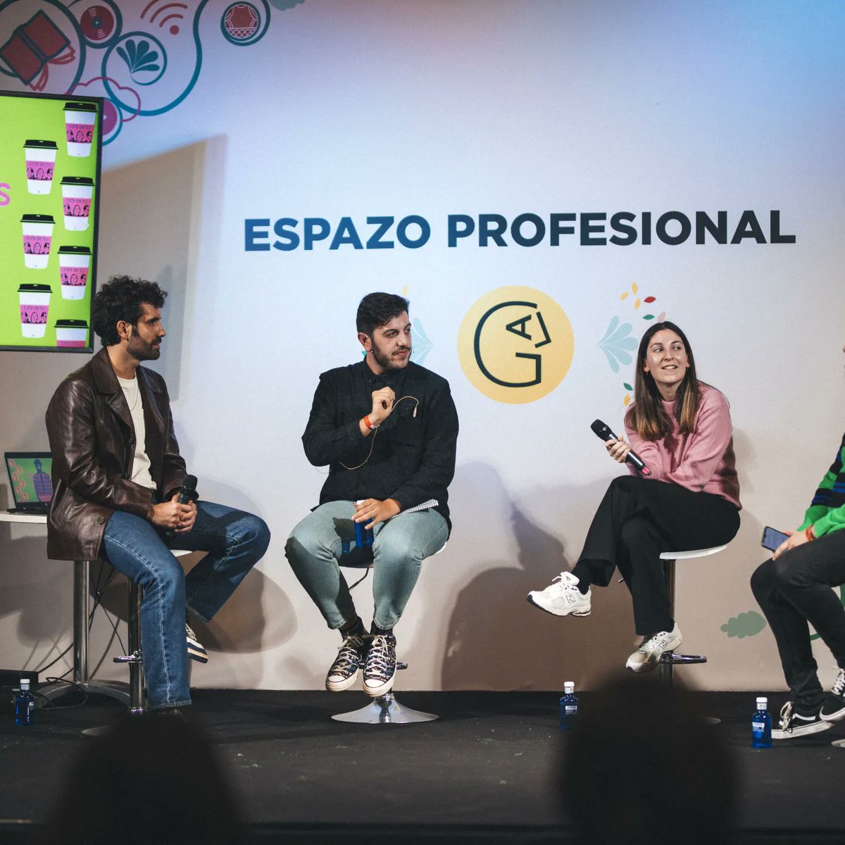 culturgal's tweet photo. Acompañáronnos tamén #JacoboSutil, director da #AGADIC @CulturaXunta, e @jaimearias11, responsable de Proxección Social da @crtvg.
☕🎙️Ademais, Tamar Novas pasou tomarlle un café coa xente do @cafederby21 😉
Mañá e pasado, máis #cine na #Culturgal! https://t.co/xkEQN6M5bG