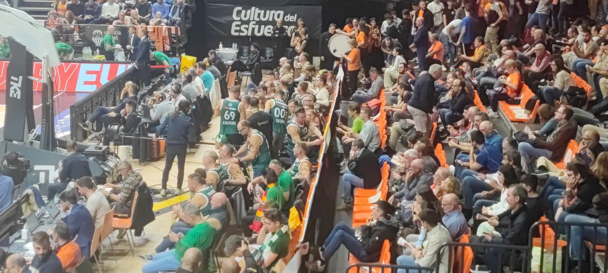 Valencesto's tweet photo. Literalmente esto no ocurre en NINGUN CAMPO DE EUROPA. 

Te meten tu grada de la afición pero jamás te colocarán a aficionados de esa índole en un lugar tan privilegiado. Como muchos han dicho...se deberán dar explicaciones y disculpas por parte del club. 🤷 @valenciabasket https://t.co/Wt36asCNWS
