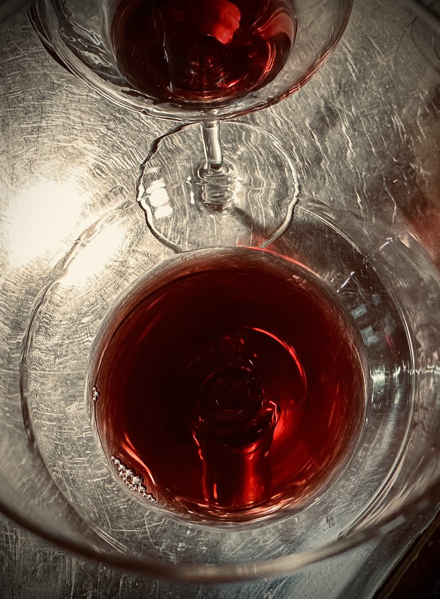 RedbackLP's tweet image. A vuestra salud, disfrutad del finde. Nos esperan grandes sueños por cumplir, y por ello, brindo con vosotros.