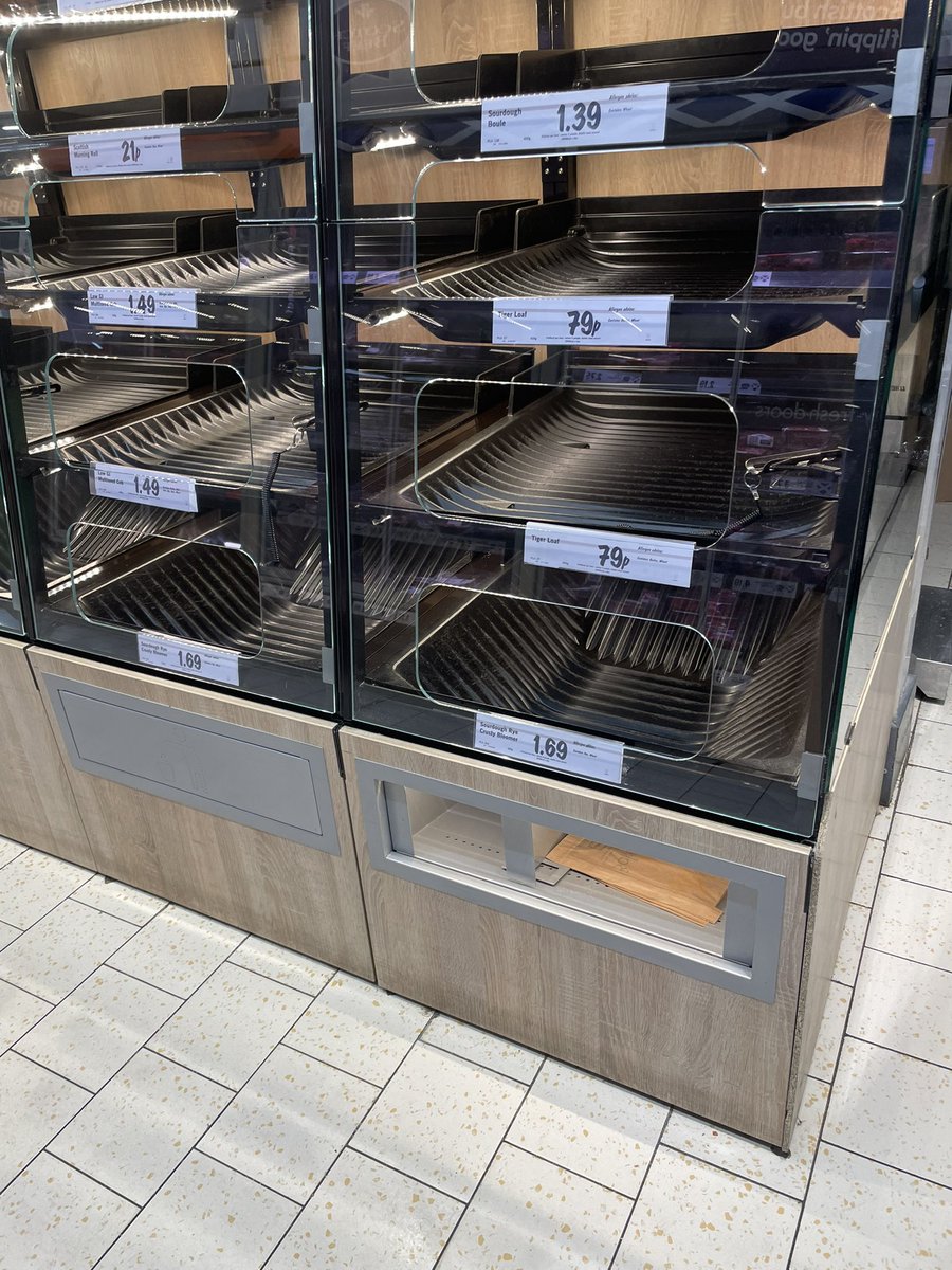 8.49PM <a href="/LidlGB/">@LidlGB</a> , you’re open until 10PM. Why are you throwing away all the baked goods already?! I actually came to buy some. #foodwaste #notok
