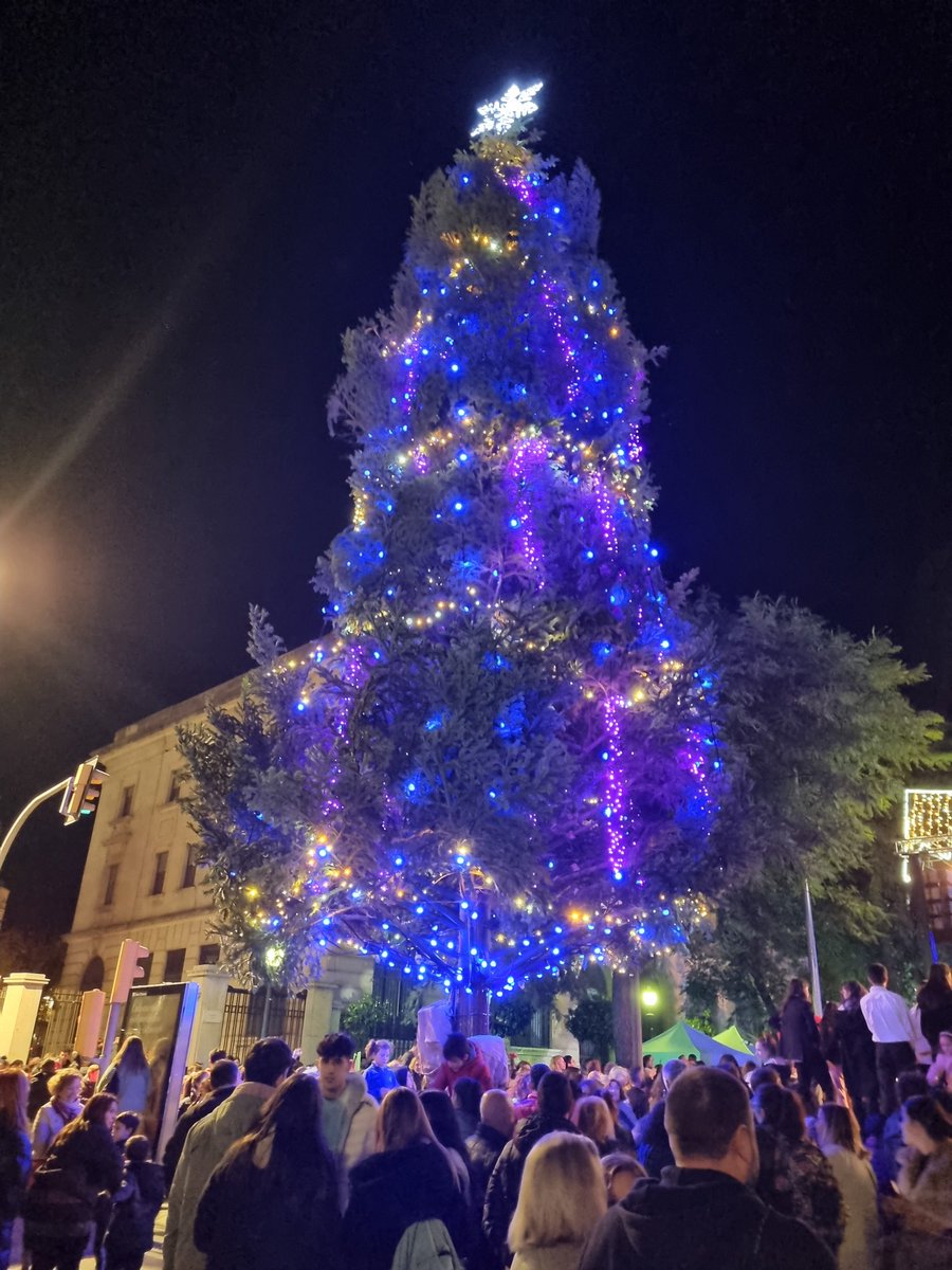 jordisendra's tweet photo. Que bonic veure els ulls de felicitat, il·lusió i un punt d'astorament de la canalla tarragonina en il·luminar-se l'enllumenat i l'arbre de Nadal a la nostra Rambla. #PetitsIGrans
#AraVeNadal https://t.co/60j1vL0k2A