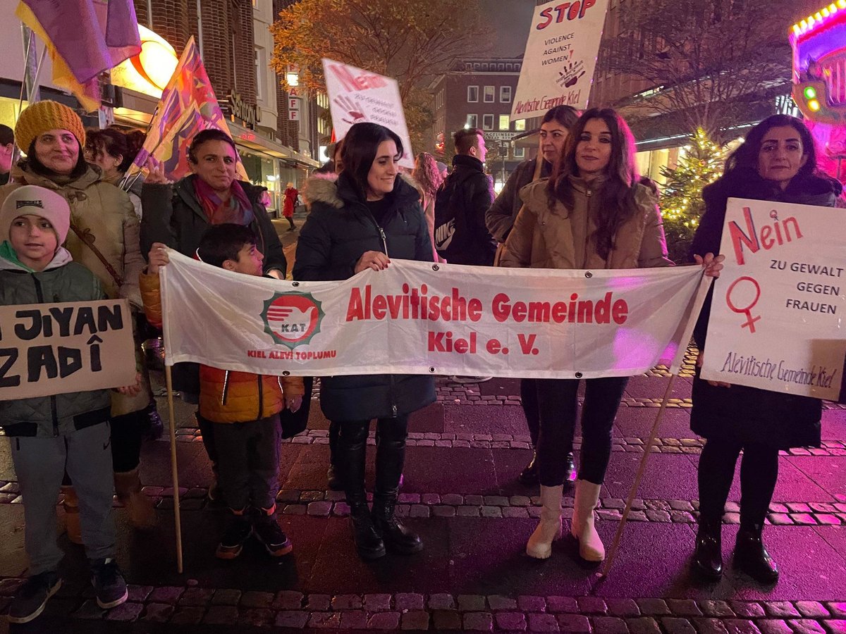 In #Kiel kamen heute etwa 150 Personen zum #25November dem Tag gegen Gewalt an Frauen zusammen! 
#JinJiyanAzadi Das Leben verteidigen!
#WomenDefendRojava