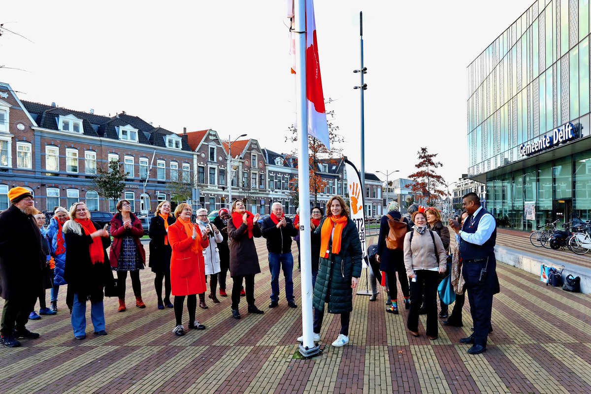 joellegooijer's tweet photo. Vandaag start de Orange the World campagne: Stop geweld tegen vrouwen! In #Delft mocht ik de vlag hijsen, kreeg door @WoukeLam een oranje handje opgespeld en zagen we hoe het stadhuis Oranje kleurt. Komende 16 dagen zijn er tal van activiteiten: https://t.co/bLovggUOx6 https://t.co/dfGDDZL3j7