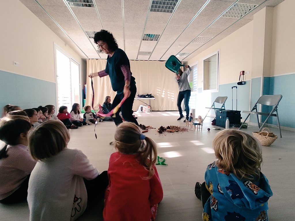 EscVallllobrega's tweet photo. Els petits han gaudit de la música i de la tendresa de @musinfant un any més,gràcies Mònica i Cristina! https://t.co/Qop7kBSIHc