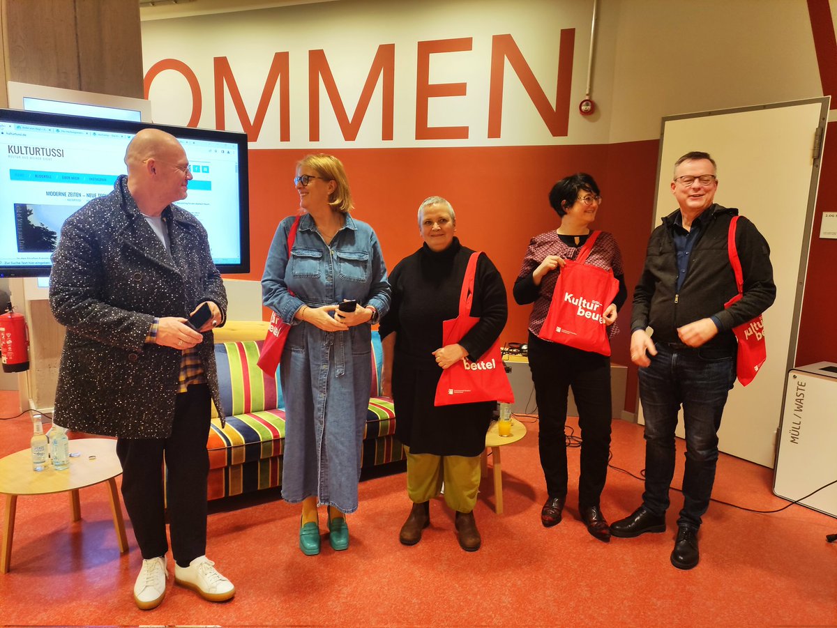 netzwege's tweet photo. Das war das heutige #Blogsofa in der @stadtbueduedorf: Gruppenbild mit Gastgeberin @sinnundverstand und den Gästen @fluxlux, @kulturtussi, #MariaJürgensen und @n8iger von der @InselHombroich - Spaß hat's gemacht  👍 https://t.co/iKsYPcb8X3