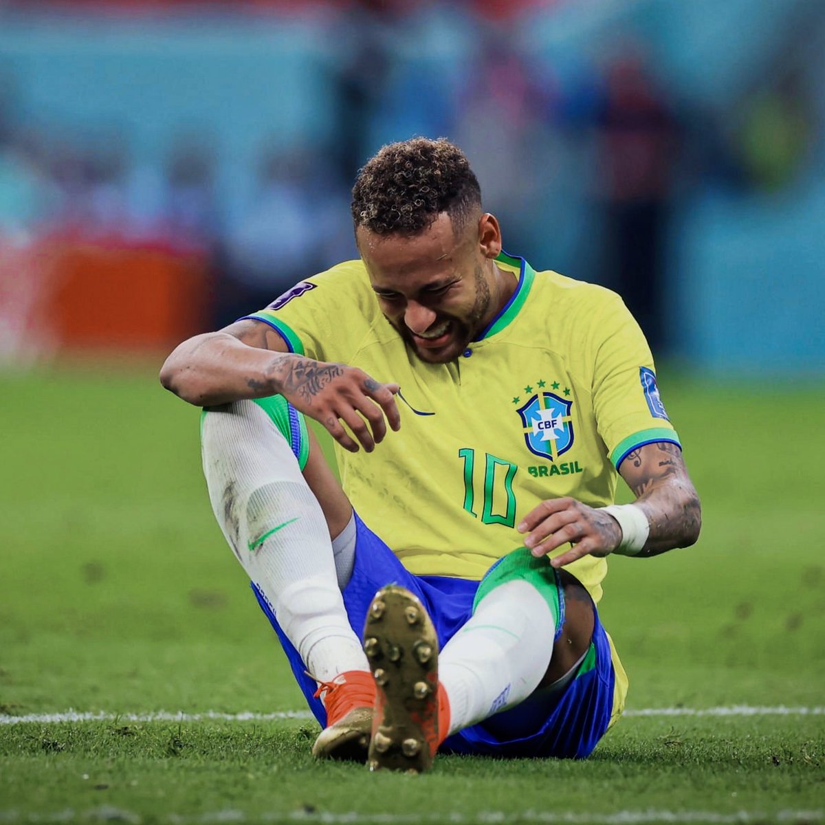 picsnjr's tweet photo. Tiago Leifert criticou o número de faltas sofridas por Neymar no jogo de ontem:

“Eu sinto que ele é desrespeitado. O Messi não apanha desse jeito. O Cristiano Ronaldo não apanha desse jeito. Poucos jogadores do mundo apanham desse jeito.” https://t.co/CcFBvuD4DP