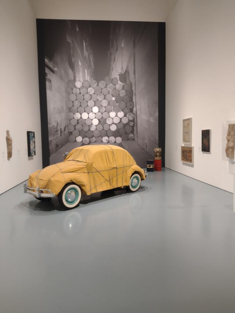 jbomann's tweet photo. Ich war nicht nur beim  #blogsofa, sondern auch im #Kunstpalast. Nein, nein, nicht wegen Christo, [passender Weise ist der Bau wg.  Renovierung eingehüllt] ich bin da nur kurz durchgestreift, sondern wegen der Fotografin Evelin Richter. Wunderbare Fotografien! https://t.co/bCLq2k3wDP