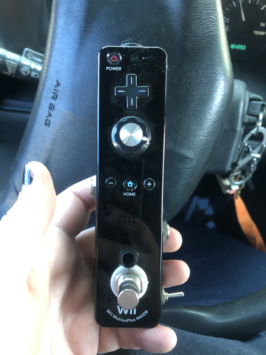 EchoIsABand's tweet photo. i’m now the proud owner of a fuzz pedal housed in a Wiimote https://t.co/KTccaz5fLA