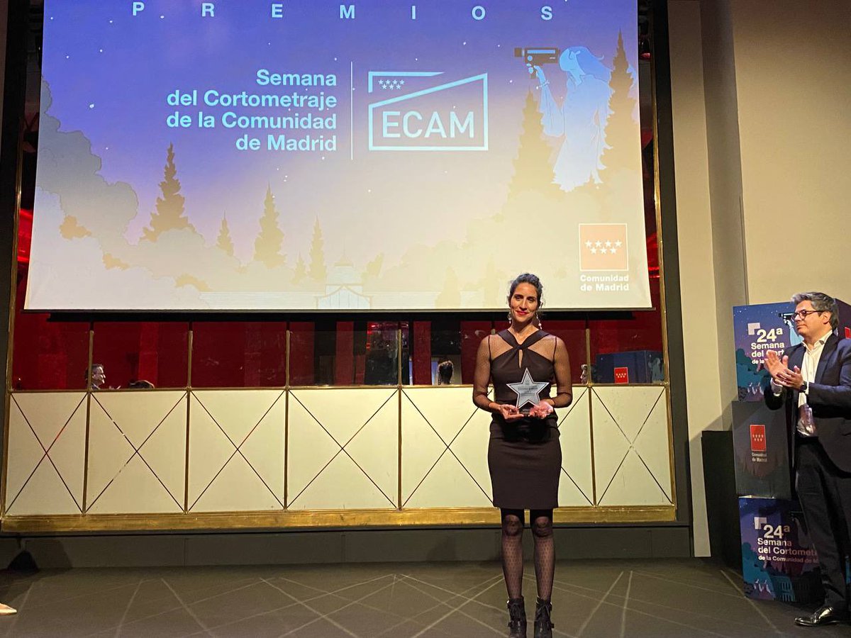 ECAM_'s tweet photo. 📸 Para cerrar el día, asistimos a la gala de clausura de la 24 Semana del Cortometraje de la Comunidad de Madrid en el @cbamadrid.
Este año el Premio #OpenECAM (calificador para los #Goya) lo recibe Carmen Córdoba González por ‘Amarradas’.
¡Muchas felicidades! 🎉 https://t.co/GZhHpd0LOz