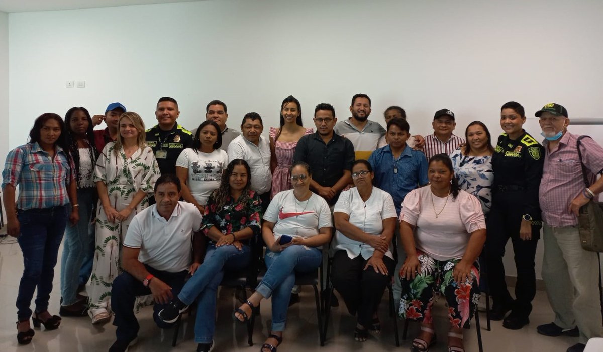 PoliciaDECOR's tweet photo. #Montería, con Nuestro Personal de Derechos Humanos, @ProteccionPonal, participamos en el programa para la formación de Promotores de Paz y Convivencia, capacitamos lideres sociales en DD.HH, D.I.H, Resolución de conflictos, Charlas sobre medidas de autoprotección. #DiosYPatria https://t.co/6ZbgrzMTer