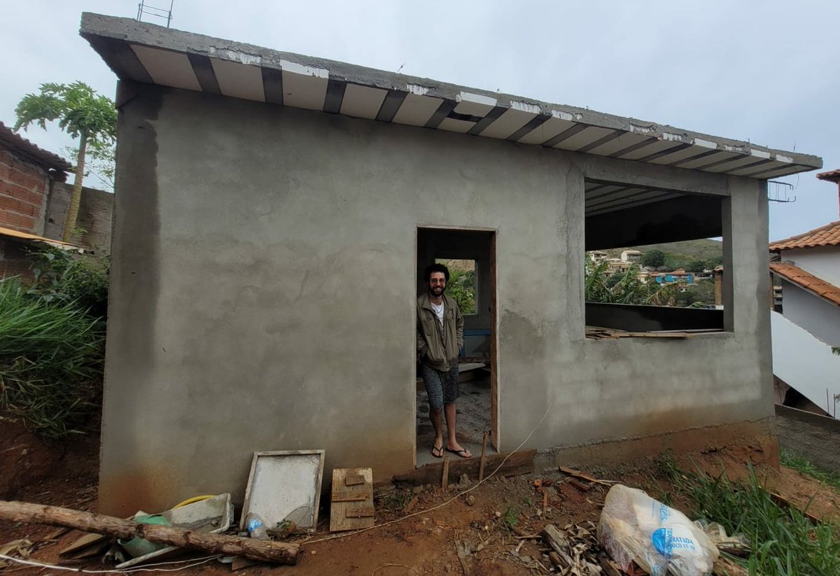 FALA GALERA!

Quem é mais próximo sabe que esse ano eu iniciei um sonho de todo pobre: esse sou eu na casa que to levantando no terreno do meu tio. 

Atualmente me faltam 3k pra terminar a construção. Então vim pedir o pix da vaquinha, se cada seguidor me manda 0,50 dá e sobra!👇