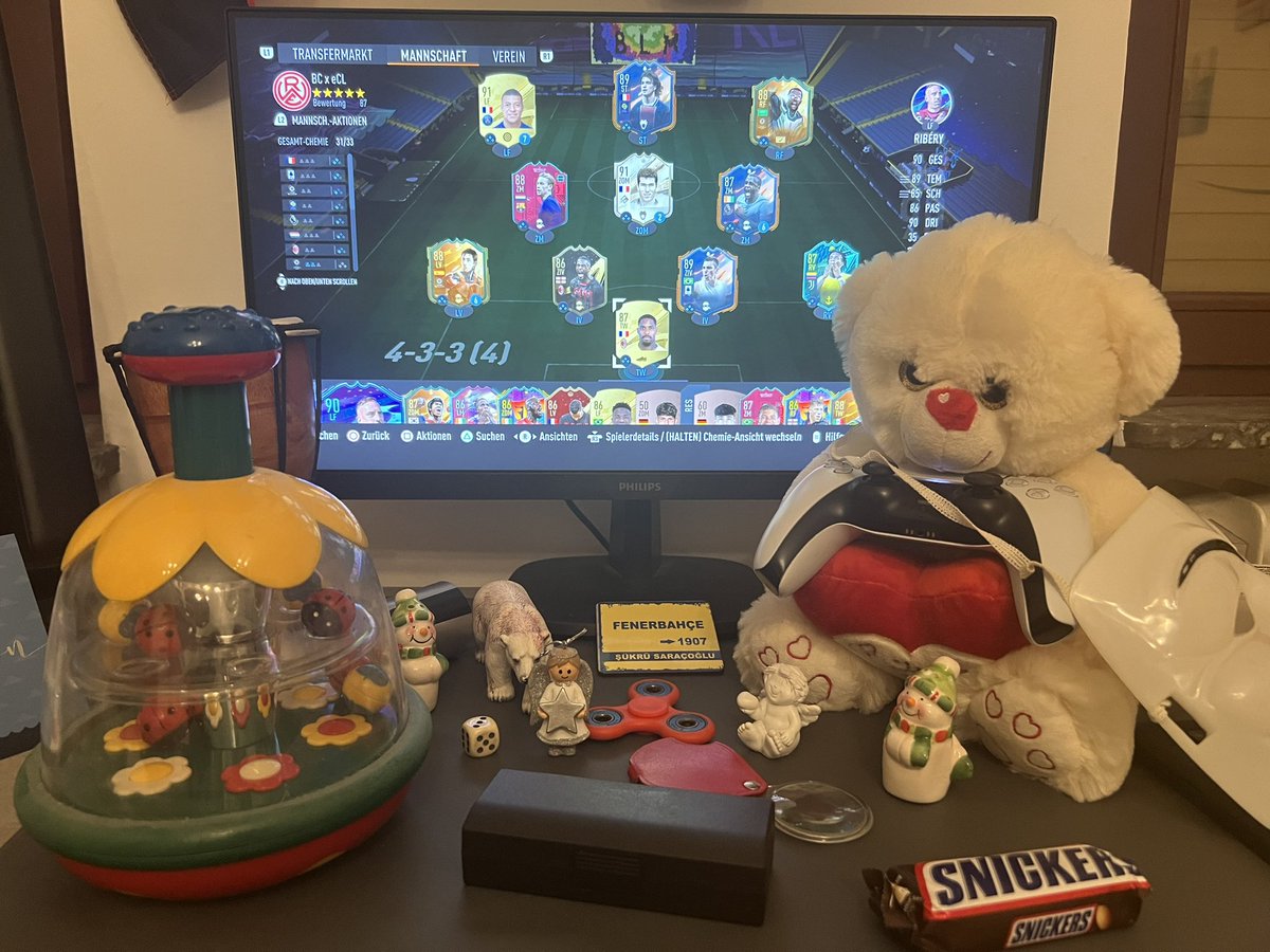 ⚔️ My eCL squad ⚔️
Vielleicht brauche ich aber mehr Glücksbringer, mein Tisch sieht etwas leer aus…

Morgen um 12 geht’s los und ich werde alles geben, um Tag 2 zu erreichen 🥷