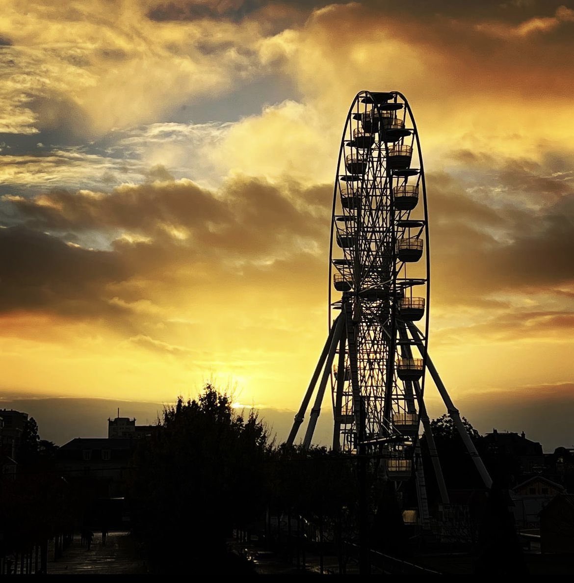 IgersAnjou's tweet photo. Cette roue, dont certains ont suivi le montage, va enfin pouvoir enchaîner les tours et les vues sur Angers.
A Angers, Soleils d’hiver a débuté ce soir.
Merci @LOKKILUCK pour cette belle ambiance avant fête🎄
---
🔎 Sélection de @KarineSureau 
Lien 📷 : https://t.co/1kxLkk7PL2 https://t.co/fHUlfs4C6U