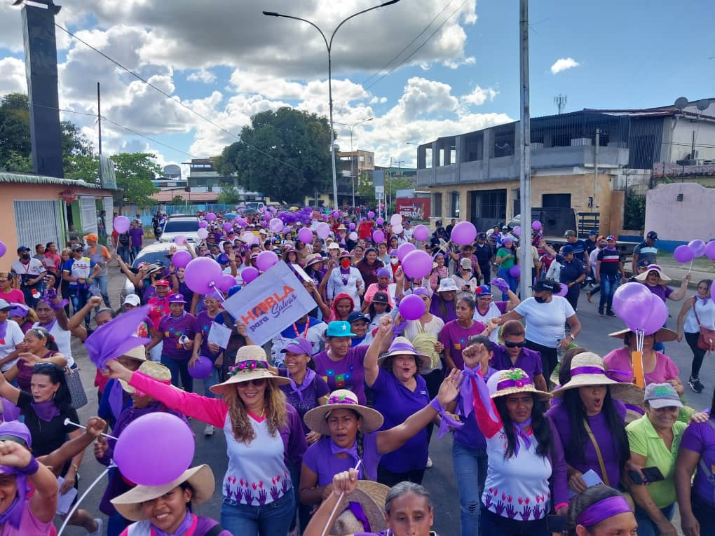 🌸Con aroma de mujer el llano Apureño estuvo de frente en esta Gran Movilización y logramos la erradicación de la violencia contra la mujer.

#VenezuelaHablaParaSalvar 
#DiálogoDePaz
<a href="/NicolasMaduro/">Nicolás Maduro</a> 
<a href="/d_guzmanl/">Diva Guzmán</a>