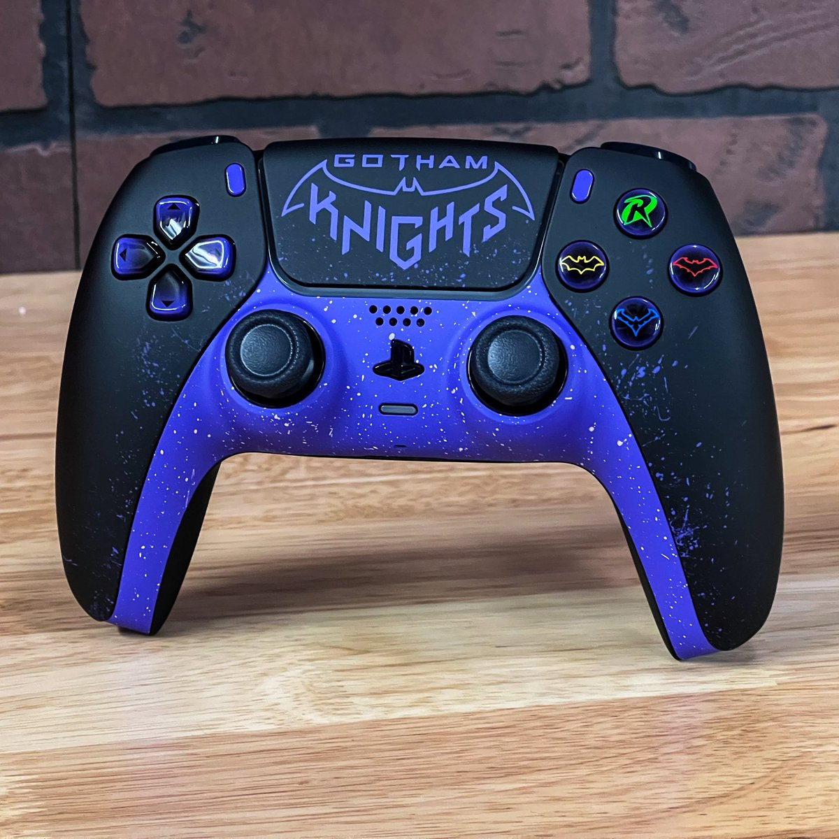 This Gotham Knights PS5 Controller is slick! Check out the buttons!! 🤯
Only at LaZaModz.com 
#Batman #GothamKnights #TheBatman #PS5