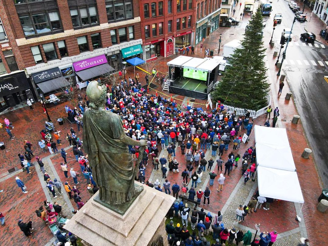 PortPublicLibME's tweet photo. This was the scene in Monument Square at the 2 pm kick off for the USA Vs England World Cup Watch Party. 
🇺🇸 🏴󠁧󠁢󠁥󠁮󠁧󠁿 ⚽️ https://t.co/87YyFfIS4B