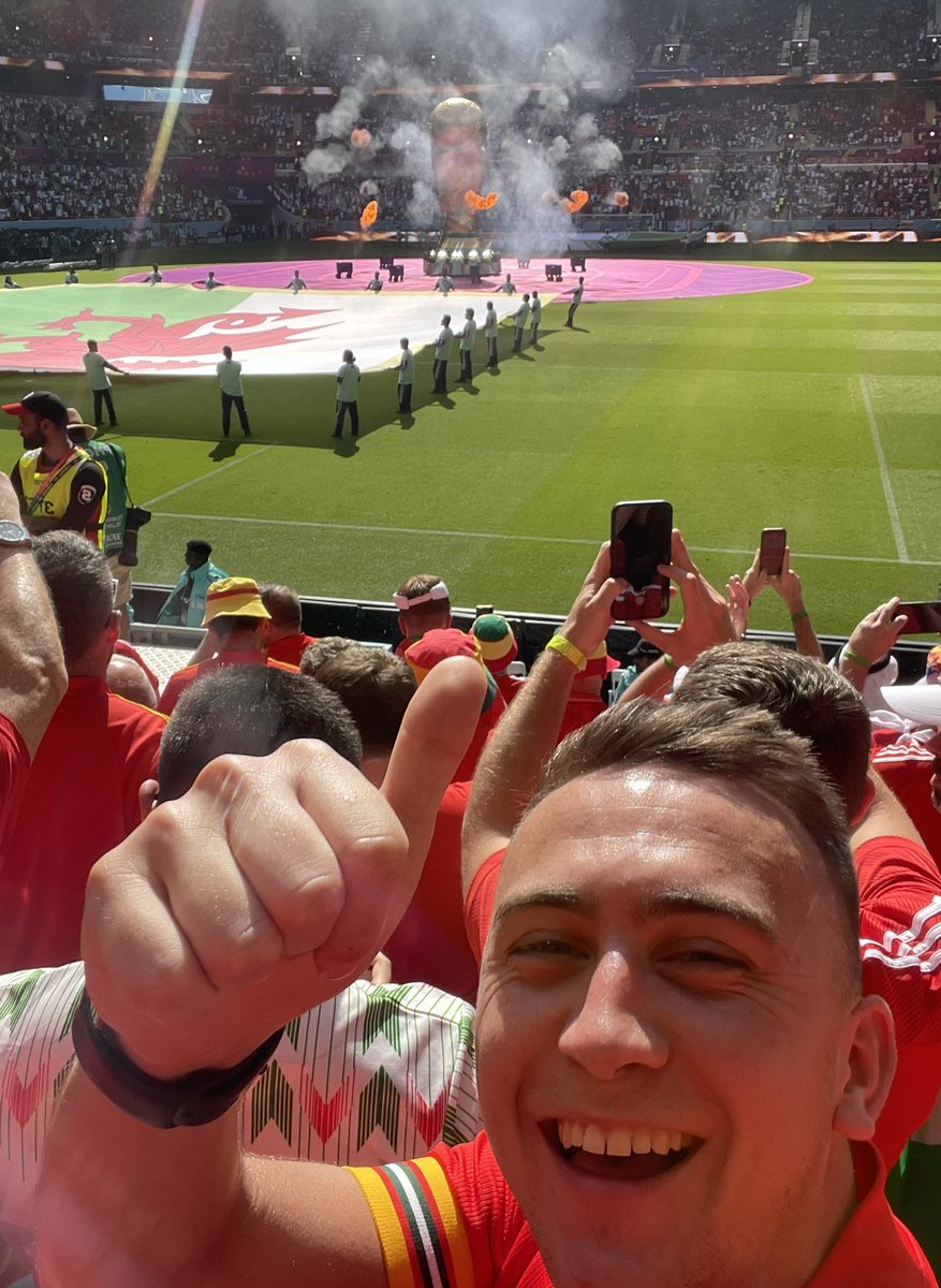Sam98Bach's tweet photo. Cymru yn Cwpan y Byd 🏆 🏴󠁧󠁢󠁷󠁬󠁳󠁿0-2🇮🇷  Gyna ni dal chance 💪🏻 https://t.co/hhEwxpz7Kv