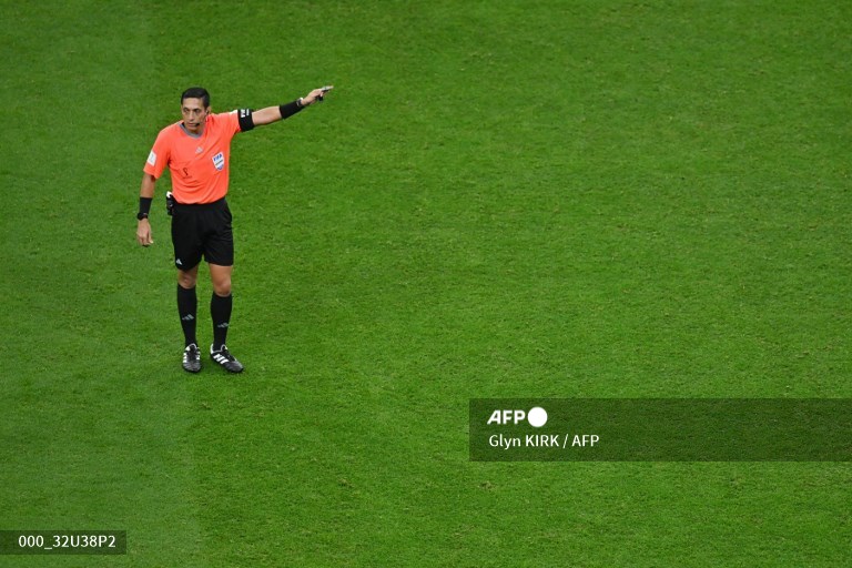 EsRojas's tweet photo. Jesús Valenzuela, el primer árbitro principal nacido en Venezuela en un partido de un Mundial. 25/11/2022. Inglaterra-EEUU. Asistentes: Tulio Moreno y Jorge Urrego. VAR: Juan Soto.
#Qatar2022
Fotografías de Odd Andersen, Glyn Kirk y Kirill Kudryavtsev / #AFPespanol @AFPespanol https://t.co/xkbSakaXti