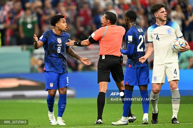 EsRojas's tweet photo. Jesús Valenzuela, el primer árbitro principal nacido en Venezuela en un partido de un Mundial. 25/11/2022. Inglaterra-EEUU. Asistentes: Tulio Moreno y Jorge Urrego. VAR: Juan Soto.
#Qatar2022
Fotografías de Odd Andersen, Glyn Kirk y Kirill Kudryavtsev / #AFPespanol @AFPespanol https://t.co/xkbSakaXti