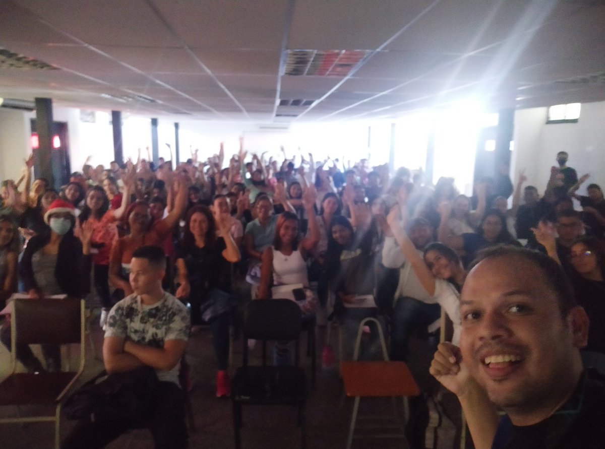 Heredia21Jo's tweet photo. Estoy muy feliz por lo que hoy hemos logrado en Barquisimeto mostrando el ecosistema de #Hive, aunque al parecer no estoy tan feliz como el joven de la primera fila 🤣🤣🤣, como para hacer un meme. https://t.co/63HSOllzcu