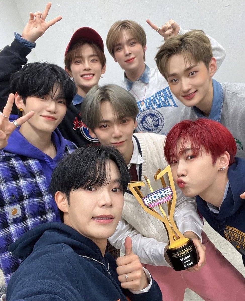 ciipstar's tweet photo. @the_verivery ¡CONGRATULATIONS ON YOUR 1ST WIN!🎉
여러분이 정말 자랑스럽습니다. 당신의 모든 노력은 미래에 많은 보상을 받게 될 것이며 이것은 아주 큰 일의 시작일 뿐입니다. 나는 너 때문에 행복해 언제나처럼 빛나기를 멈추지 않아💗💗 I LOVE YOU GUYS 💗💗 https://t.co/nBPCnpP26D