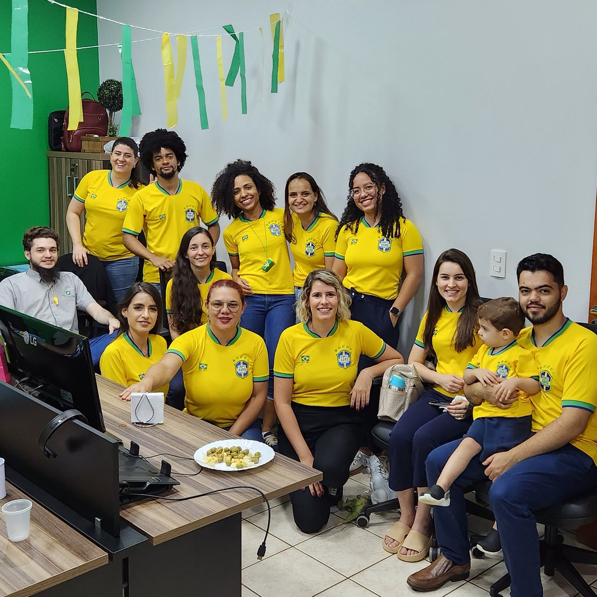 SimpleAgro's tweet photo. A torcida Simple Agro Corporation acompanhou e vibrou com os lances do jogo do Brasil X Sérvia na Copa do Mundo do Catar, e teve até bolão com prêmio surpresa! E por aí, como foi a comemoração? ⚽🇧🇷
#copa2022 #brasil #simpleagro #futebol #simpleagrocorp #sejasimples #copadomundo https://t.co/VtTgXHdAKT