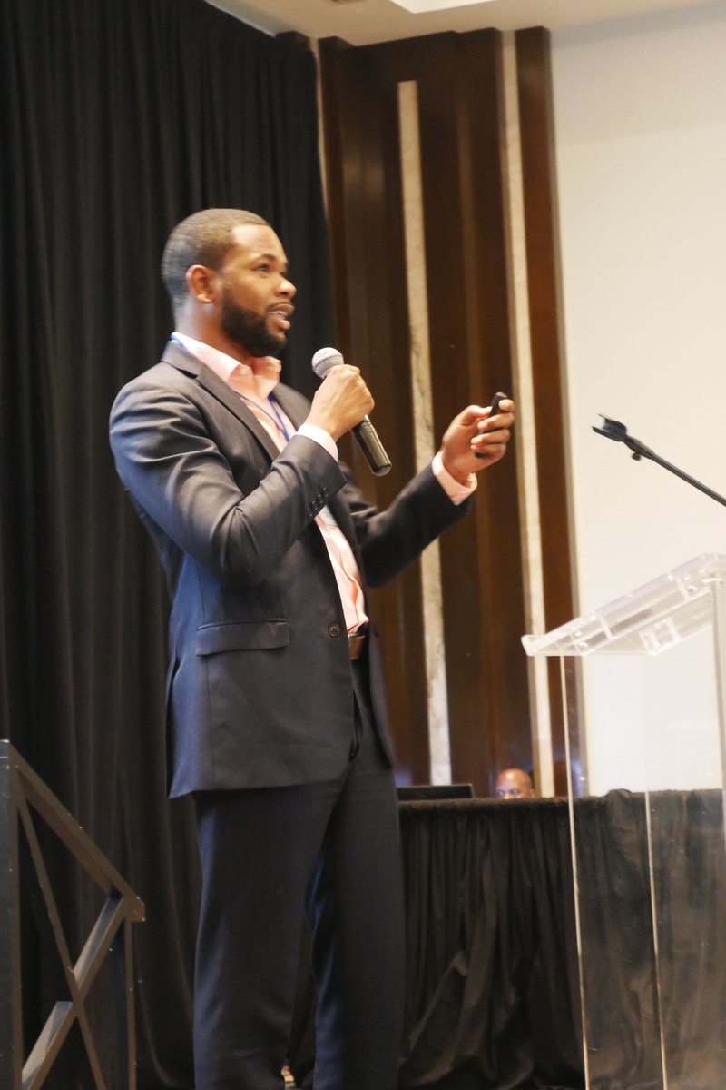 Bartlett Morgan asks the Conference attendees "are you transparent with your clients" and what you're doing with their private information under the topic Data Collector Obligations #keepup