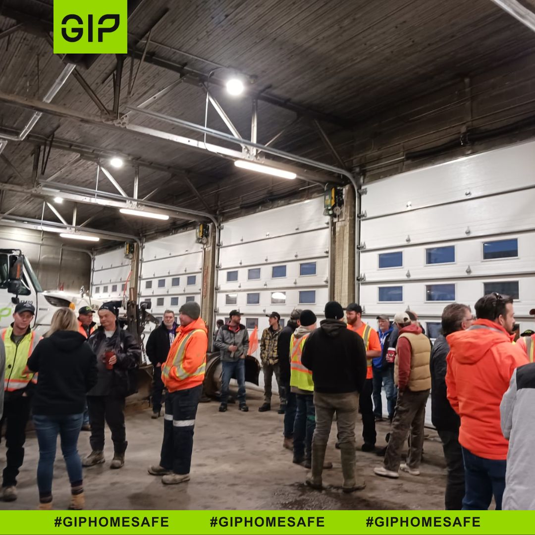 GIP_social's tweet photo. Quatre autres standdowns #GIPHomeSafe réussis, aujourd'hui à Barrie, Morrisburg, et Greenvalley. Nous sommes heureux que @Christian Dover ait livré le message important de #SafetyFirst avec l'équipe #HSET. #Takethepledge #Homesafefortheholidays #SafetyCulture #WorkSafe https://t.co/88Lp9vGlsJ