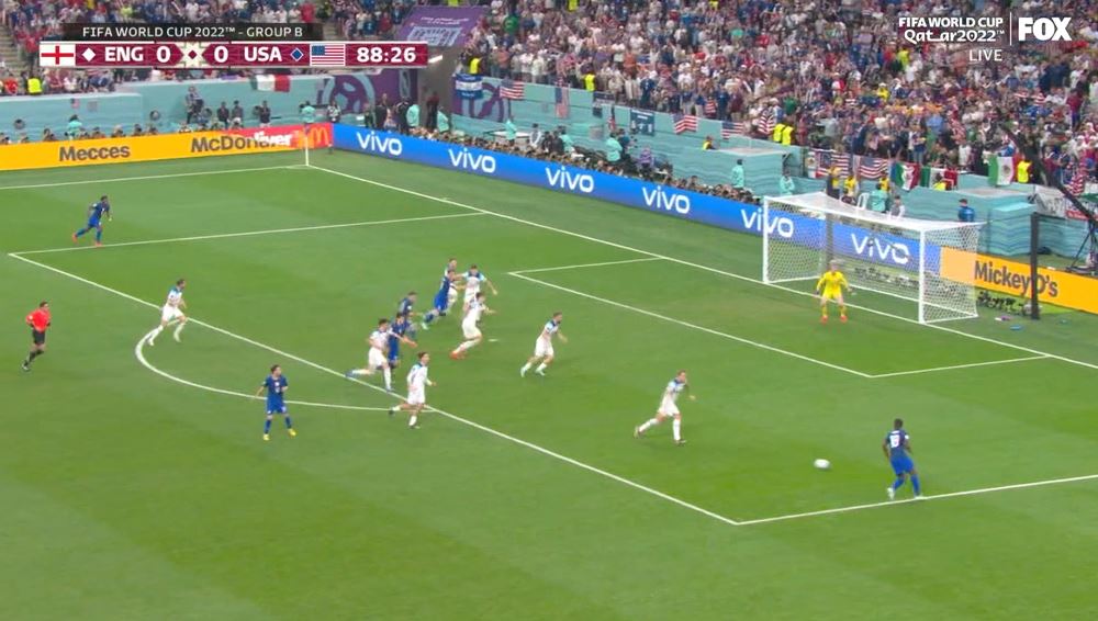 USMNTvideos's tweet photo. Most frustrating sequence of the game for me. Excellent build-up for the USMNT and Moore doesn't play this ball first-time and Pulisic had got in behind to the near post. Instead we get a cut-back that's easily dealt with.  That's the game right there https://t.co/R0LotKw4SU
