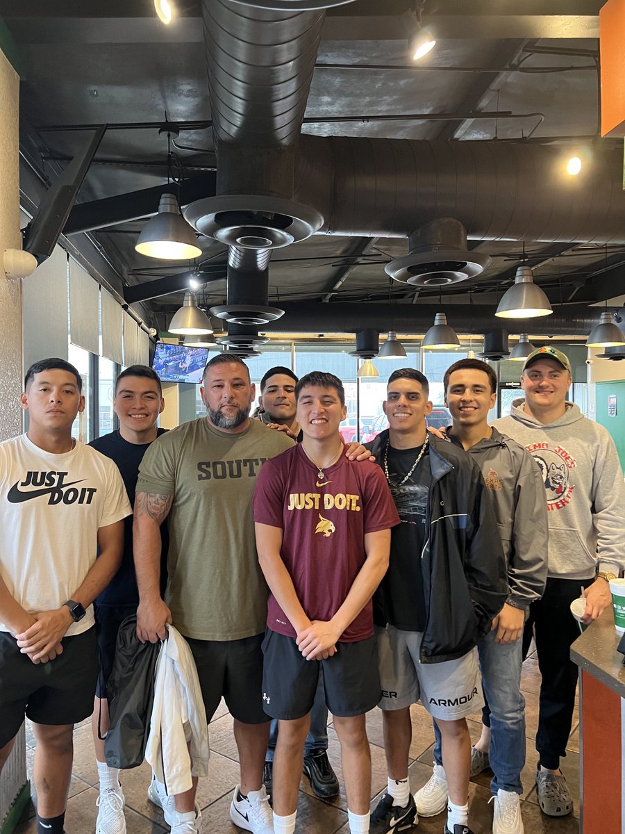 CoachIGonzalez's tweet photo. One of the most rewarding things in Coaching is building lasting relationships with your athletes. Happy to see these guys for lunch today and catch up ! NFAF https://t.co/C3TQ1QAREc