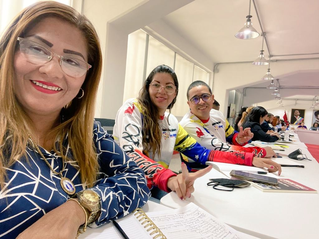 eroadarubana's tweet photo. @FalconAvanza activamente en agenda del Congreso de la Nueva Época con la fuerza de los Movimientos Sociales liderizados por el Pdte @NicolasMaduro y el Gob Víctor Clark.
Coord. @MarelysCastroR presente 🚩
@_LaAvanzadora
@ferbastidasc 
@HectoRodriguez
#25Nov
#DialogoDePaz https://t.co/A1VvH3tJQA