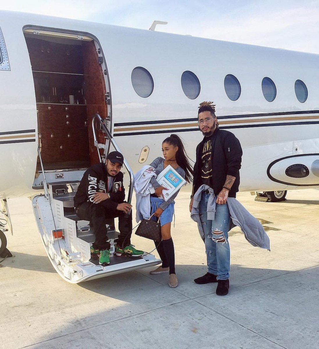 throwbacksofag's tweet photo. tommy brown via instagram post 6 years ago today with the caption “Supa dupa ✈️ w/ @arianagrande & @bluebird #PjLife #MoonlightDistrict”(23rd november 2016) https://t.co/YdMQWbDSh2