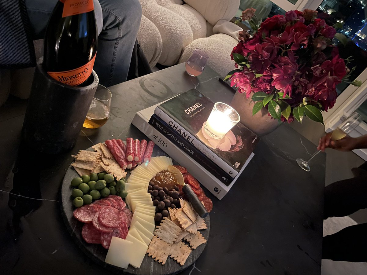 Ok I’m sold. This Friendsgiving thing is kinda cool! 😅❤️