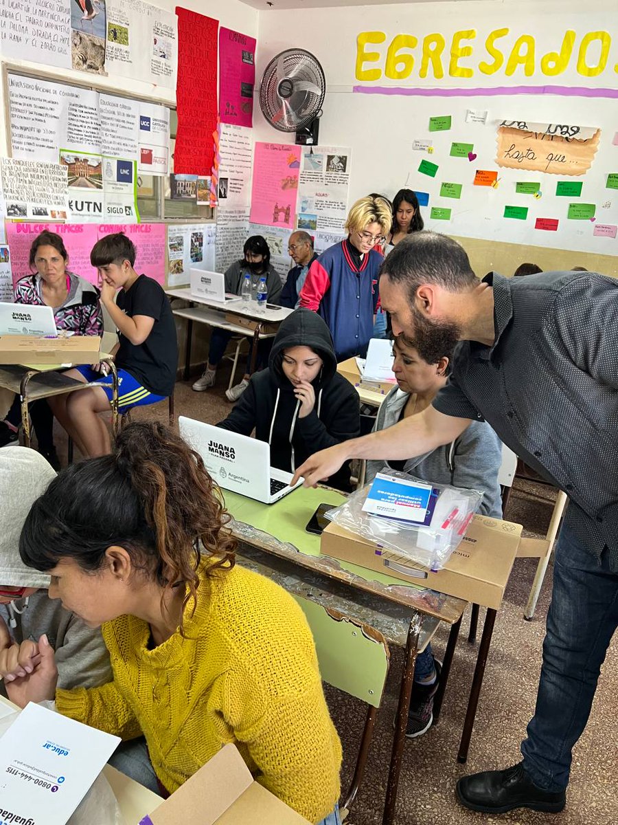 dte_region22's tweet photo. 1023 chicas y chicos que esta semana se encuentran con un potente recurso para seguir estudiando  
1023 Netbooks #ConectarIgualdad que ya están en las aulas de nuestras escuelas secundarias 
#EstadoPresente asegurando #Derechos @ClaudioRMartini @salbarracin @AlbertoSileoni https://t.co/sbHH4g80F7