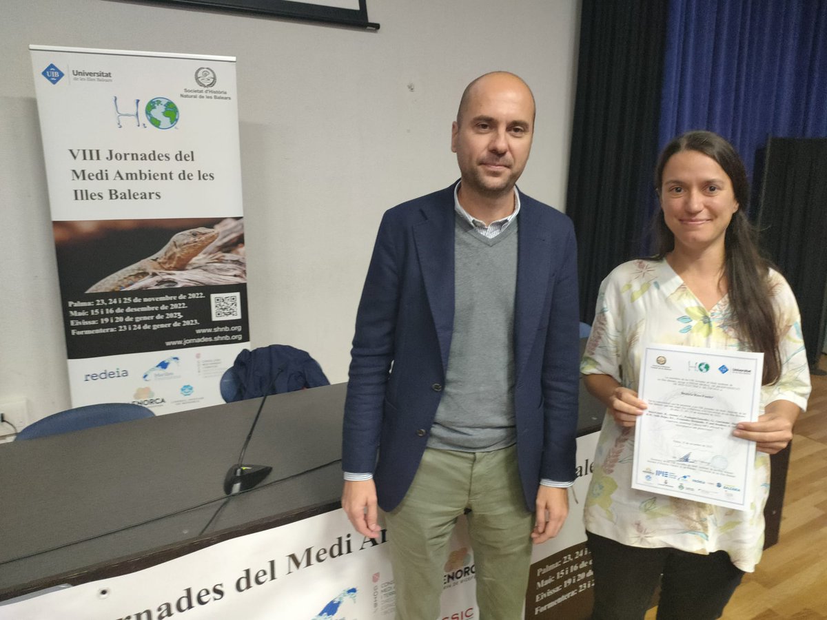UIBuniversitat's tweet photo. 🌊 L'estudiant Beatriz Rico ha guanyat el premi #Biodibal pel seu estudi sobre la contaminació de plàstics a Cabrera. Així s'han tancat les Jornades de Medi Ambient a Mallorca, organitzades per la @SHNB_BSHNB i la #UIB, amb @RedeiaCorp. https://t.co/JRjwJlCeeu