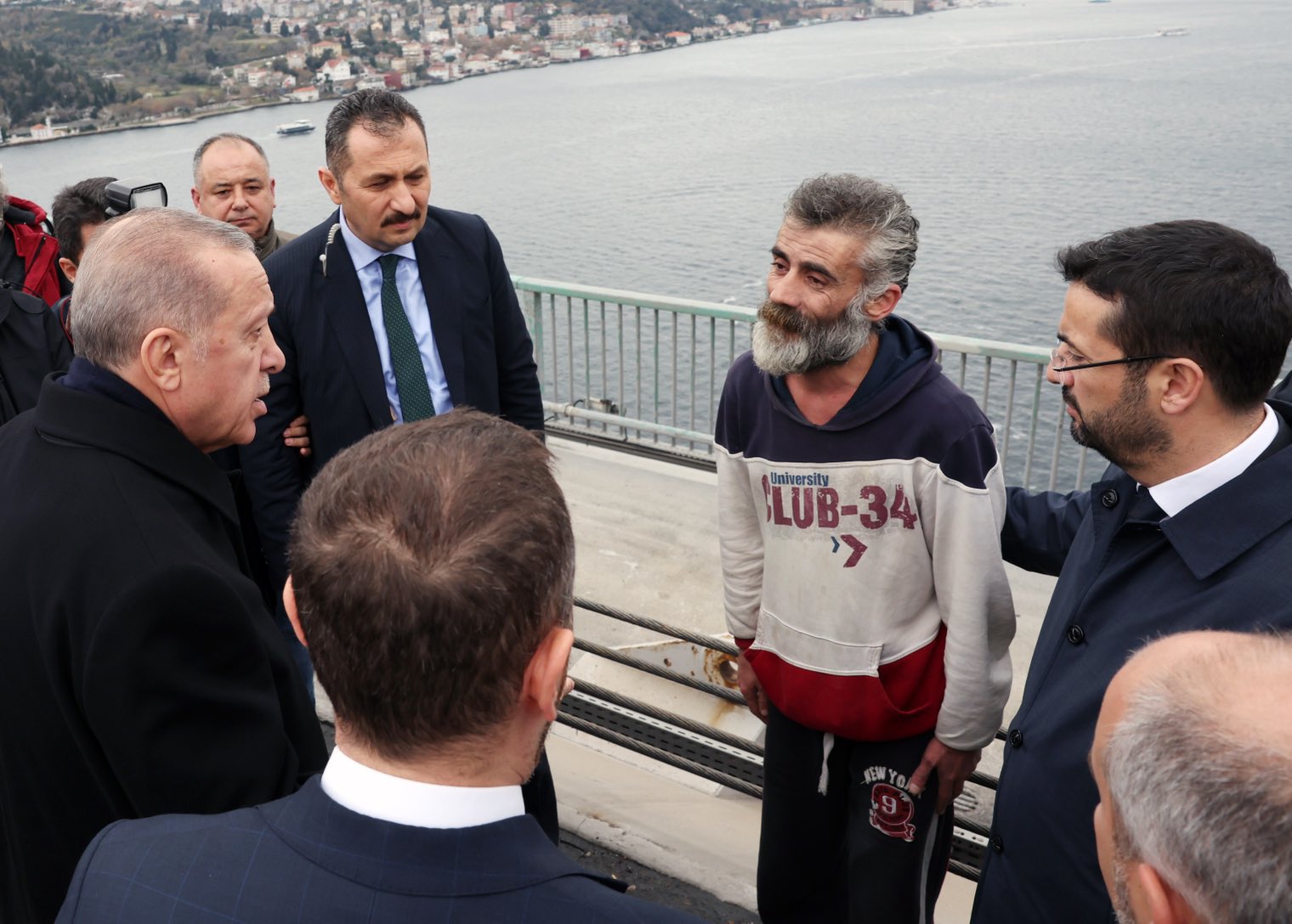 الرئيس أردوغان يقنع المواطن مراد دوران، بالعدول عن الانتحار على جسر شهداء 1