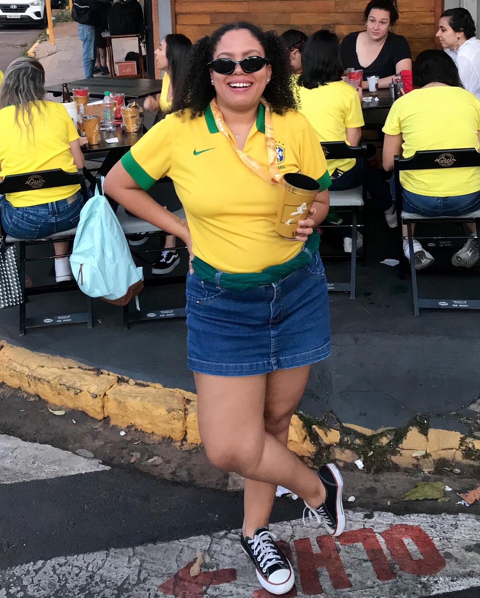 dg_babis's tweet photo. Aqui é🇧🇷🇧🇷Olha quem saiu do armário depois de tanto tempo! Tô mais chocada mesmo é de lembrar que faz quase 10 anos que comprei esse camisa pra fazer intercâmbio 😱 como assim não sou mais uma adolescente? 😂
#lookcopa #brasilcore #copa2022 #lookcopadomundo #copadomundo #brasil https://t.co/hWeGegM6wc