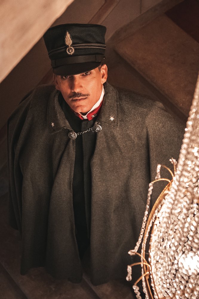 Al via le riprese del docu-film che celebra la nascita dell’Aeronautica Militare
nell’anno del suo Centenario - 2023
​GIUSEPPE FIORELLO È FRANCESCO BARACCA 
NE “I CACCIATORI DEL CIELO”
Gloria Giorgianni presenta una produzione Anele 
in collaborazione con Aeronautica Militare.