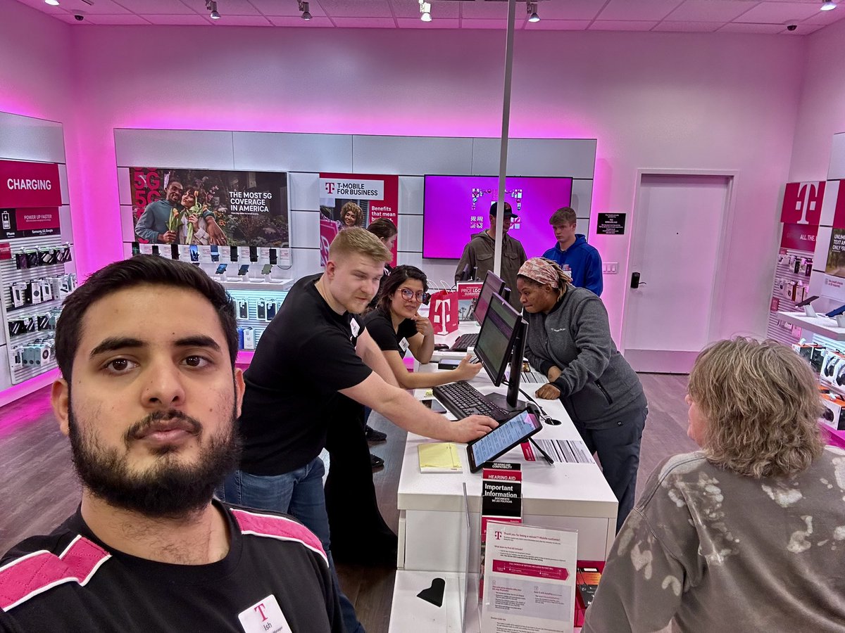 Magic going down at West Acres Mall T-Mobile today!! @TMobile @TCCMobile @BrettKennedyTCC @jszostek @Thee_ROC @prtopazTCC