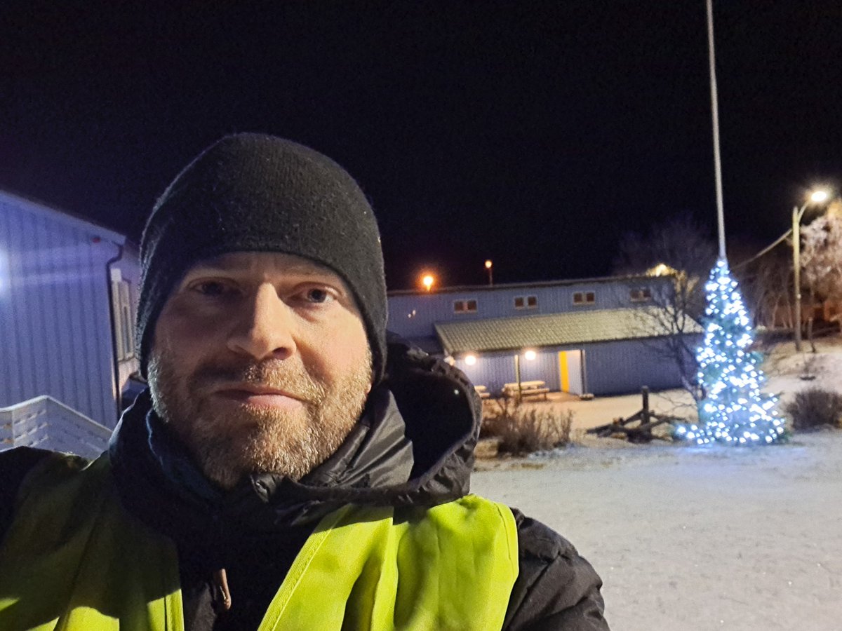 JROlsen77's tweet photo. Ble 10,5 km i kveld. Huska til og med selfie denne gangen. 🤣 Bygninga på bildet er barneskolen jeg gikk på for altfor mange år siden, og er der jeg snudde.
#trening #mosjon #tur #Sortland #Nordland https://t.co/vHxiEWx8z0