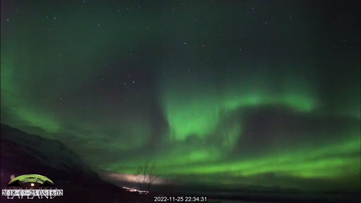 alvpyrola's tweet photo. Just a couple of screenshots from earlier tonight. So cool to see a meteor and be able to go to the vod and take a screenshot. https://t.co/FLkRrMzaM5