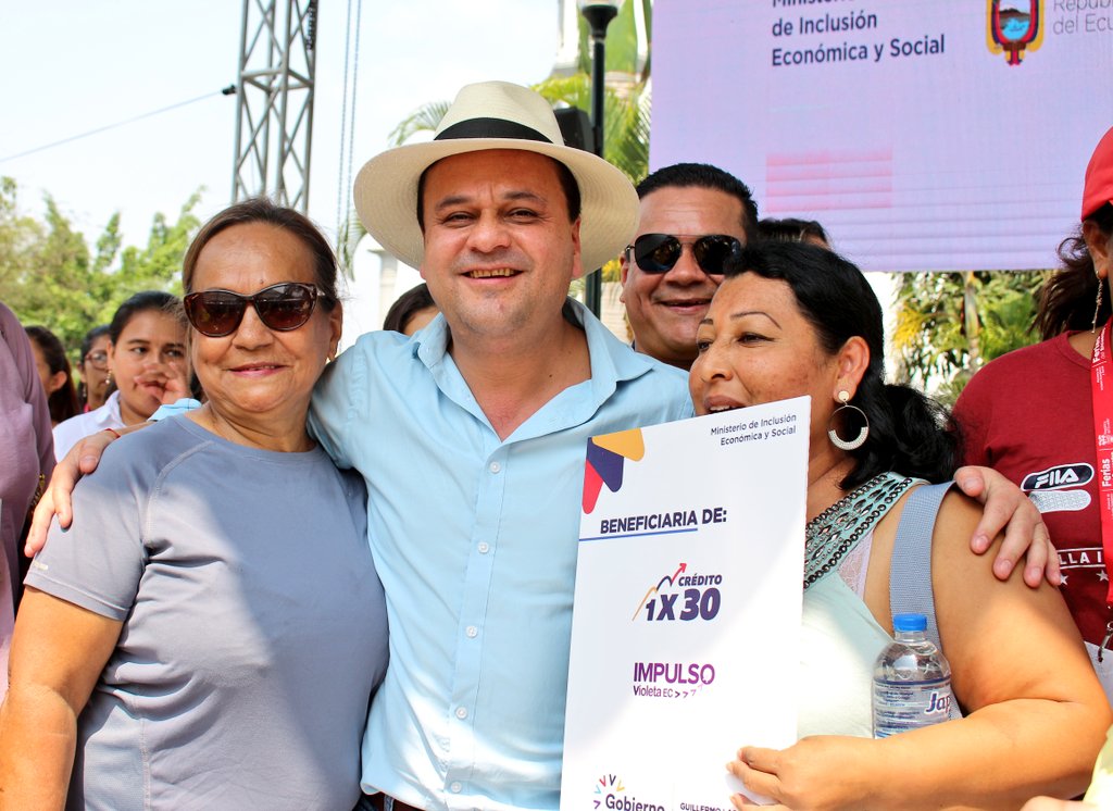 EstebanBernalB's tweet photo. #Territorio 📍#Manabí 
Hoy estuvimos en #Portoviejo. Realizamos una Ciudad Inclusiva Móvil. Junto a cientos de manabitas compartimos un agradable encuentro. 
Desde del Gobierno ratificamos el compromiso de trabajar por los grupos de atención prioritaria.
#JuntosLoHacemosPosible https://t.co/FpGOI8L5cI