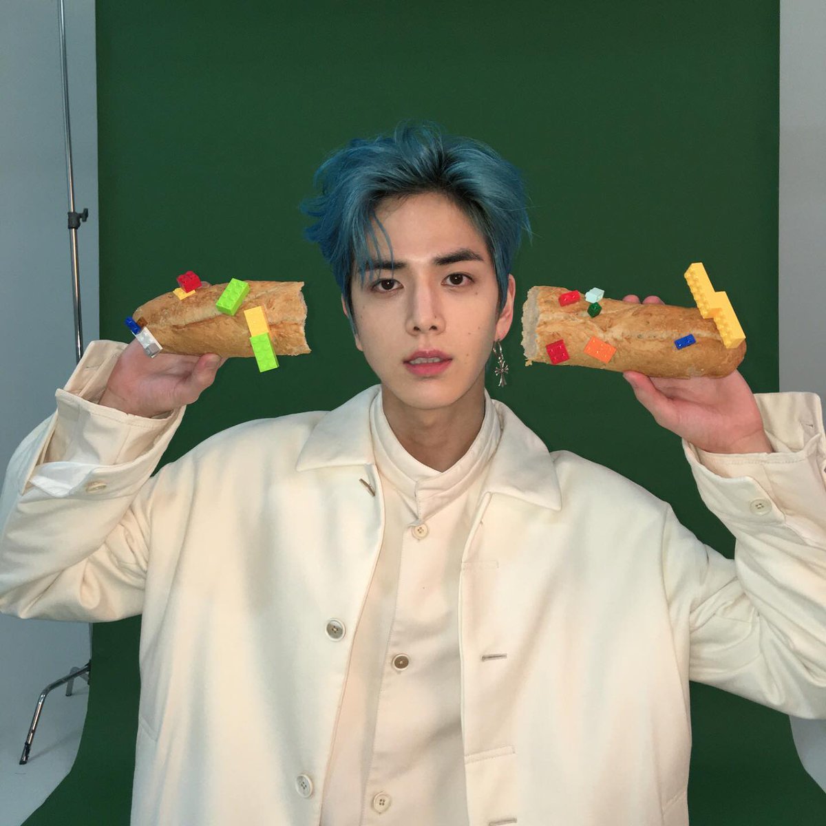 theboyzgram's tweet photo. 먹는걸로 장난치는거 아닌데.. 💙 🍞 
#YH https://t.co/dxvceEL7Jo