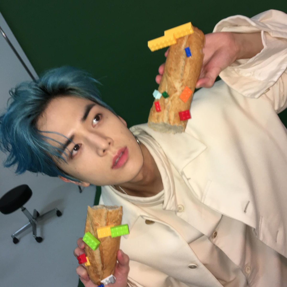 theboyzgram's tweet photo. 먹는걸로 장난치는거 아닌데.. 💙 🍞 
#YH https://t.co/dxvceEL7Jo
