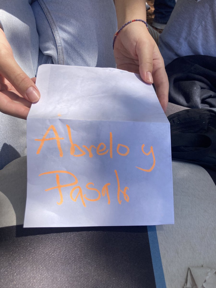 agusvillarri's tweet photo. Hoy fui a la plaza mundialista de Buenos Aires para ver el partido de Ecuador en pantalla gigante. Al medio tiempo se acerca otro ecuatoriano, nos deja un papel y se va: https://t.co/jKlDGx30SE