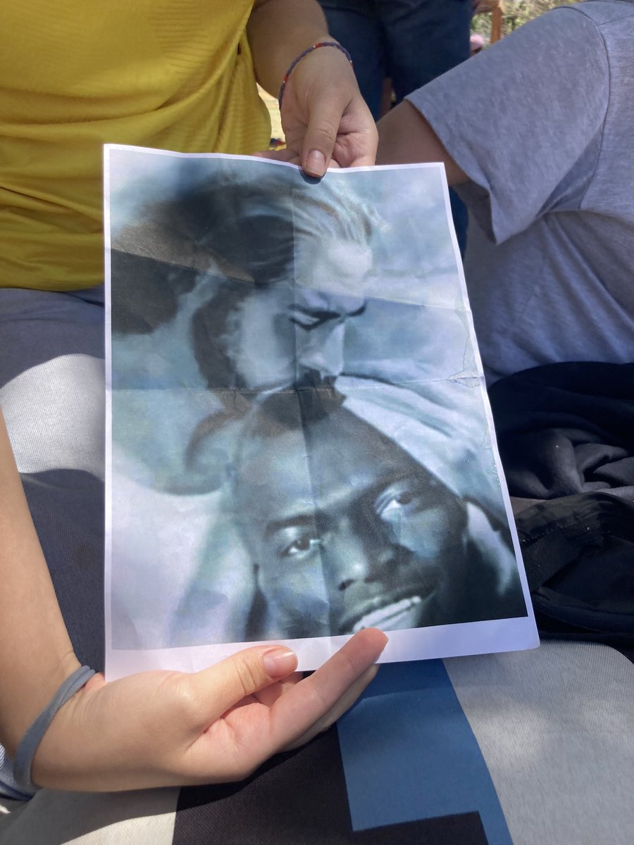 agusvillarri's tweet photo. Hoy fui a la plaza mundialista de Buenos Aires para ver el partido de Ecuador en pantalla gigante. Al medio tiempo se acerca otro ecuatoriano, nos deja un papel y se va: https://t.co/jKlDGx30SE